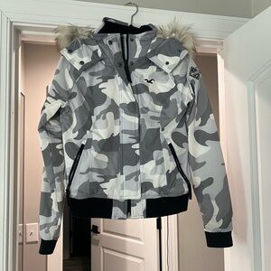 Hollister Women's White and Gray Camouflage Ski Jacket